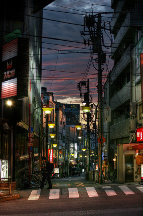 non117: sso775: gkojaz: j-p-g: Tokyo street after sunset (via The Other Martin Tenbones)