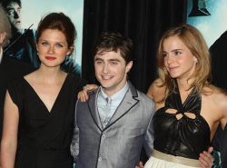 sanamivera:  iloveemmawatson: look at how emma and bonnie dominate dan! hahaha 