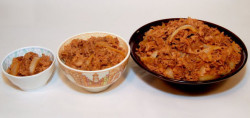 yaruo:  「メガ牛丼」を超越した「牛丼キング」が降臨、肉は通常のなんと6倍 - GIGAZINE  すき家は8月12日（水）から、肉・ごはんともにすき家で最大だった「メガ牛丼」の2倍に相当する「牛丼キング」と、牛丼ミニよりも小さい「プチ牛丼」を発売するそうです。