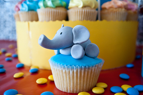 heyrainbows:  onlycupcakes: Via Enelle too much cuteness &lt;33 :D Elephant cupcake!