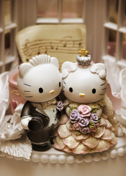 itsmindyydoan:  nessbaby:  Boutta be on my wedding cake in the future :)  (via hello-kitty) 