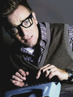 maybeitiswritten:  randomanimosity:  fuckyeahewanmcgregor: (via jocelynseip)   I love this picture of him! One of my favorites because he&rsquo;s wearing glasses :]