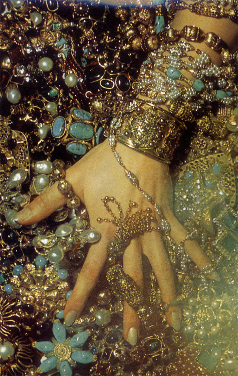 witchcrafts:htmlpain:mjalti:collect:British Vogue December 1967