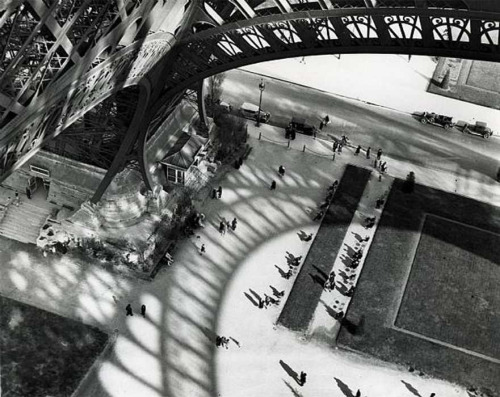 Eiffel Tower photo by André Kertész, 1929