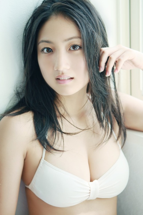 cleavage: crescent-ship:nrtairport:sharksword:a-girl:紗綾