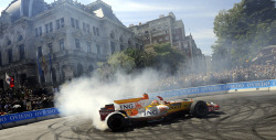 yamato:  burnworks:  アロンソ、地元でのF1デモに17万人が歓喜！： 写真動画 : F1通信