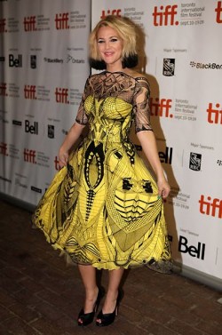 hidesawell: Drew Barrymore, your dress is gorgeous. I love it.