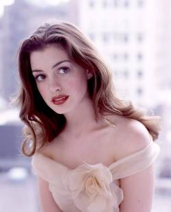 jeaniuss:  bohemea: Anne Hathaway 