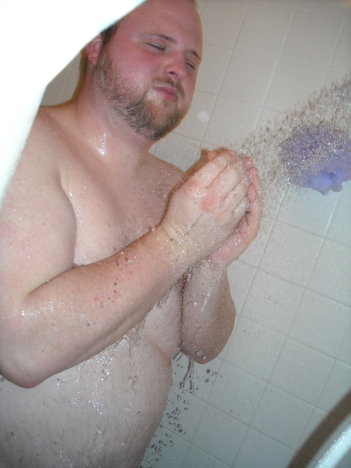 thelarbear: It’s my man in the shower!