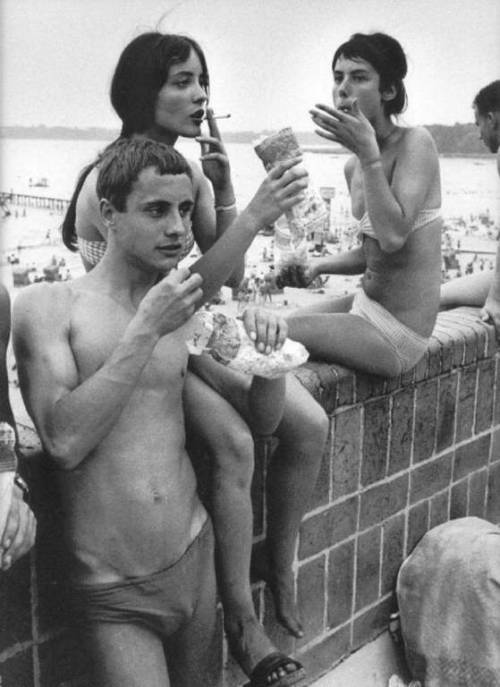 Stoffie, Magda & Evi at Wannsee Beach, Berlin photo: Will McBride, 1959