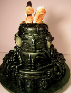 kill-the-machine:  the-knives:  aliensandpredators:  Chest-Burster Couple Wedding Cake Aww, aren’t they so cute?? via pterodactyls  (via vickyj)  