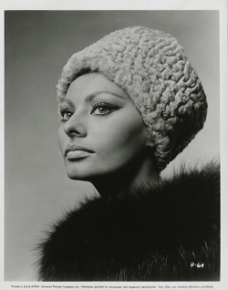 Sophia Loren photo by Richard Avedon on set of Arabesque, 1966