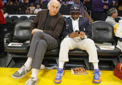 nbaplayoffs2009:  Great Photos in PRETEND HISTORY:  Larry Davis and Spike Lee talk about muffins and the holocaust court side at a Laker game. 