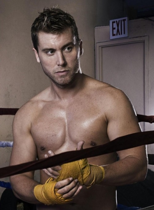 johncody:  eclettichevisioni:  skylor: Woah, Lance Bass…. yes please??? o.O  WOW! 