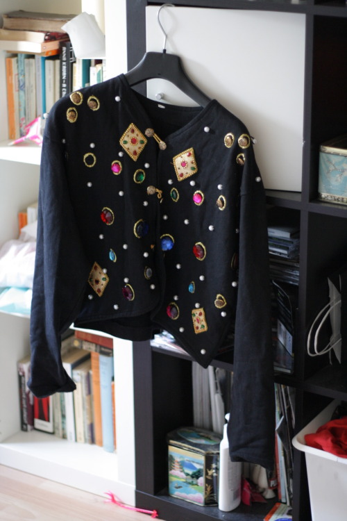 emmawrites: i love this random 80s cropped jacket but i am too scared to wear it at school. hah.  WOW. Give it to me? XDXD