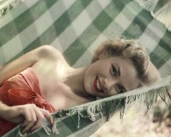 Grace Kelly via: what makes the pie shops