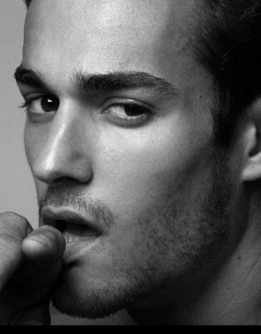 derekisme:  ireensarrows:  (via itsrainingmen)   I really do love that type of facial