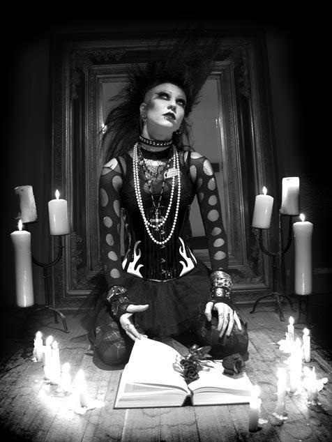 wishing-impossible-things:  gothpuppy:  welcometomywonderland:  gothiccharmschool:  B&W deathrock seance? (via deathwaves, vorticella)  (via velorio) <3 Everything about this.   