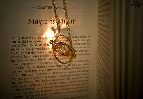 wolfsvalentine:  quitecheeky:  floatingintheblue: (via xdarkling)  I need a time turner… anybody know where i can purchase one?   WOW. Christmas present!