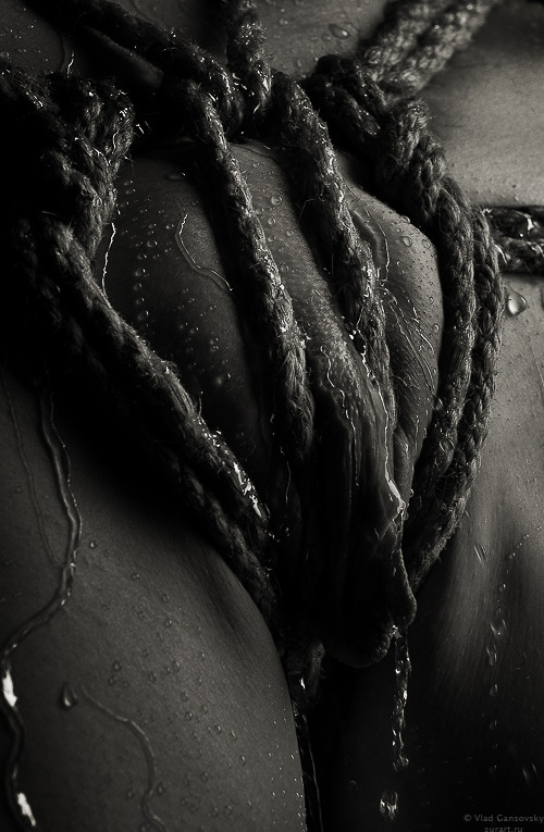 naggisch:  alittlekink:   slavegarden:  obeisance:  goldmachine:  wet bondage by