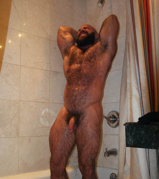 hungryfag:  🤤(via hungryfag)   POILU SOUS LA DOUCHE !