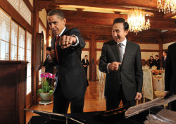 savingpaper:  President Obama shows off his Taekwondo skills as South Korean President Lee Myung-bak looks on. The President was given an honorary Taekwondo belt by the South Korean government to mark his first visit to the country. (Photo: Newscom/Yonhap