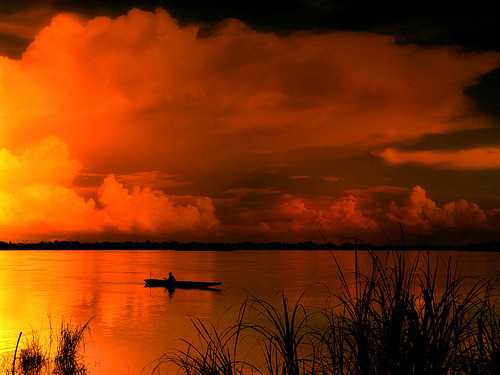 Mekong sunset (via B℮n) Photo of a local fisherman at the Mekong river in Vientiane taken just befor