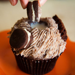 maybeitiswritten:  abirdfriend:  danielfaraday:  supermodelsuicide:  bathroomwindow:  Oreo Cupcake With Built In Milk Cup how is this even in existence oh god oh my god  i need to find one of these. this looks soo good mmmmm  i think you make it with