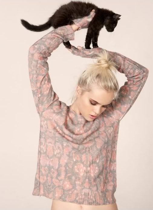 madamezucker:  anhel:  ……..    This girl is lucky. She has platinum hair, a