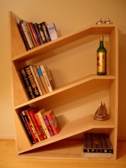 elniapo:  drac0:  another bookshelf…its nice enough =)  esto esta genial  I want it :]