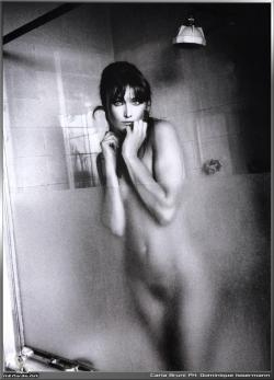 Carla Bruni si mostra completamente nuda sotto la doccia..ovviamente