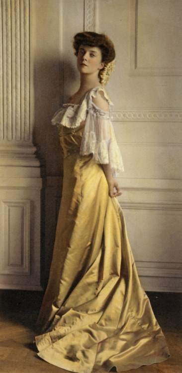 edwardianera:1903. Alice Roosevelt, daughter of President Theodore Roosevelt, photographed by France