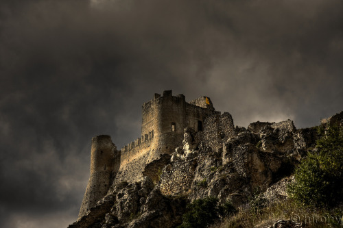 Rocca Calascio, Abruzzo, Italy © via [hirony] Rocca Calascio is a ruined mountaintop fortress or roc