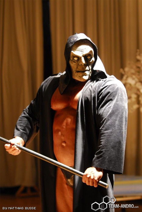 (via bigorexia)  Damn Zinyak has been hitting the weights hard.