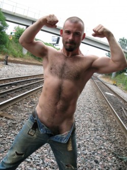 farmboycowboy:  (via redneck417, bearjokes) WELCUM TO THE WRONG SIDE OF THE TRACKS BRO