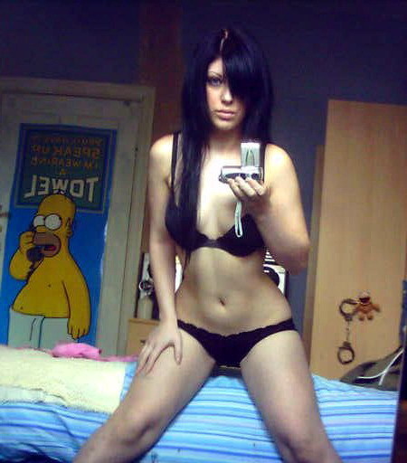 Delicioso Respetuoso del medio ambiente Agnes Gray Chicas Lindas — Chica Linda Emo sacandose una foto en ropa...