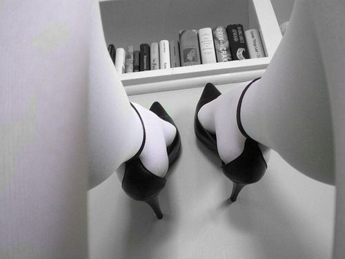 yellowblog:  pingouingrincheux:  backseam:  Stockingvixen rocking white stockings