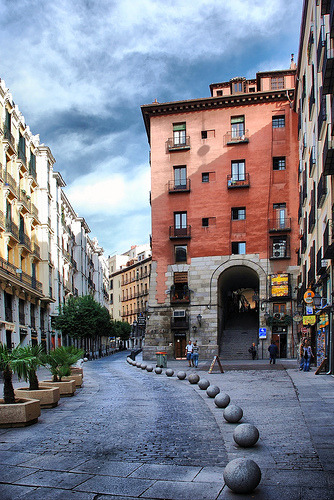 Madrid. Cava de San Miguel y Arco de Cuchilleros. (via josemazcona)