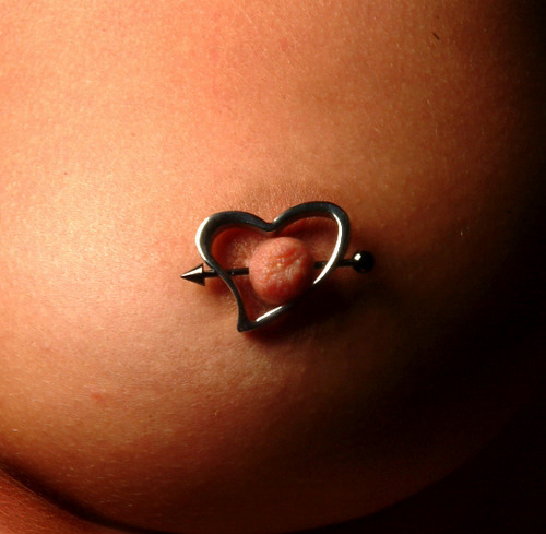 innae-puppenspieler:  manglo:  itoman:  kousoku:  reservoir:  est110590:  if & when i get my nipple pierced, i want this ring!    (via dulcedolor)  (via ladulcevidamia)  (via spanishhoney) 