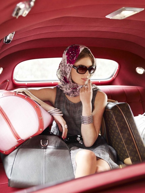 sexandmotormayhem:  lady-rose-v:  charmeclassic:  ahtuba:  (via incar)  Hmmmm, who shall I pop in to see?