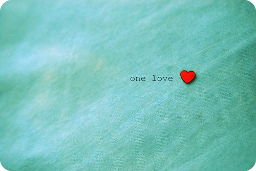 lovebot:  kari-shma: one love. one heart. (via mainemomma ~ kristin)