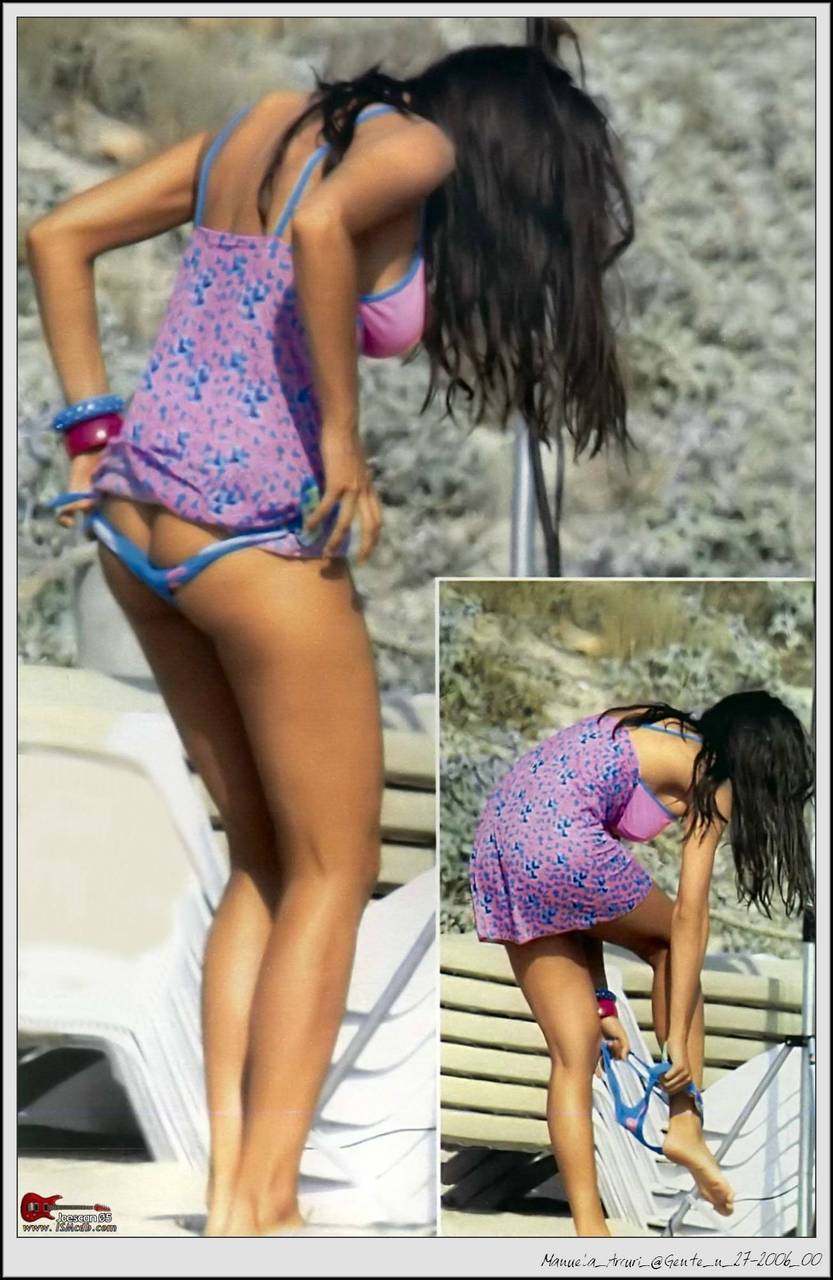Manuela Arcuri beccata al mare mentre si sfila le mutande. Peccato che non sai girata