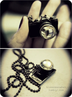 fuckyeahphotography:  Camera Necklace :)