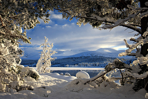 Loch Morlich and the Cairngorms (via freeskiing)