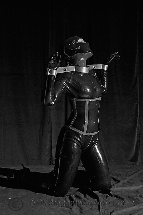 curvaceousdee:The light and shadows in this photo really show up the shininess of latex tight agains