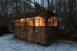 architectureblog:  micasaessucasa:  kari-shma:  This house in Netherlands, Hilversum was designed by Piet Hein Eek for Dutch musician Hans Liberg. The cozy little music studio was designed to provide a serene space for him to enjoy and compose music.