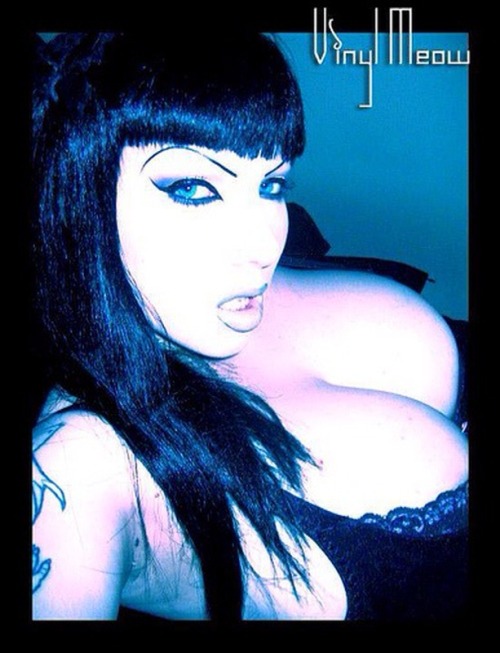 bambamjam:  busty   and again goth bust lust,mmm,xxx