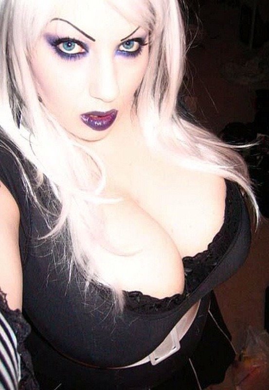 bambamjam:  busty babe   and another huge goth bust lust,mmm,xxx