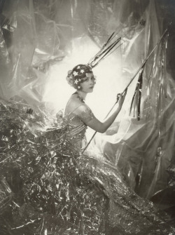 sore-thumbelina:  Miss Nancy Beaton as a Shooting Star by Cecil Beaton, 1929.  (via meepmeepmeep)