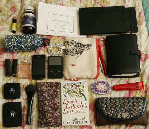 (via fuckyeahwhatsinyourbag)